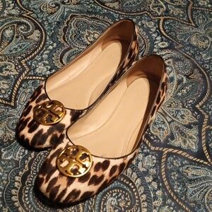 Tory Burch Animal Print Calf Hair Ballet Flats Sz 8.5 Gold-Toned Medallion